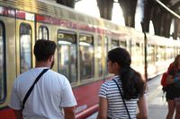 Zwei Personen unterhalten sich an einem S-Bahnhof